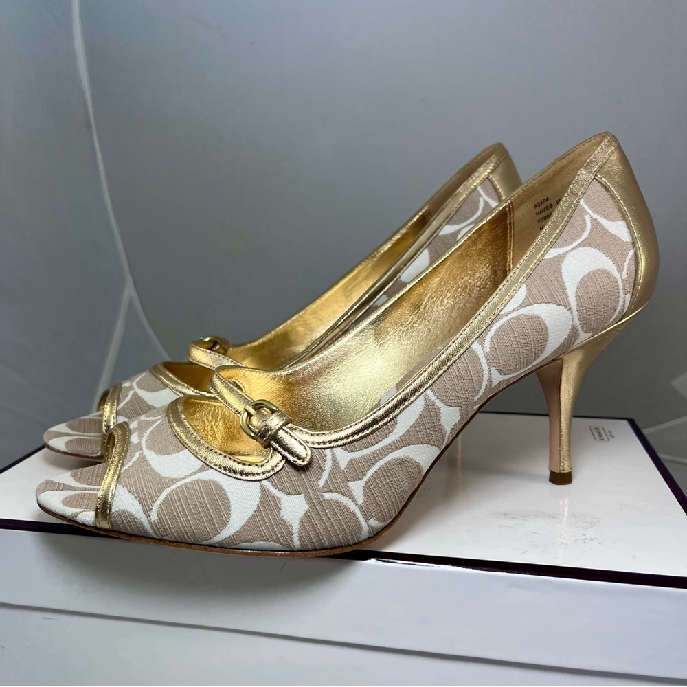 NIB Coach Hayes Khaki Signature Canvas/Gold Leather Peep Toe Heels Sz 9 - Picture 4 of 12